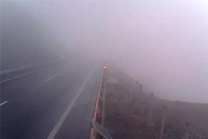 冬日駕車出行遇到團(tuán)霧怎么辦？學(xué)會(huì)這7招或許能保命！