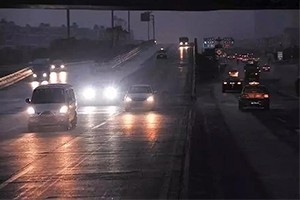 夜間開車?yán)纤緳C(jī)都懂：走灰不走白，見黑停下來！