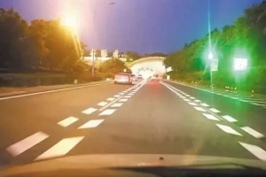 跑高速，遇到這種魚骨狀標(biāo)線千萬要注意