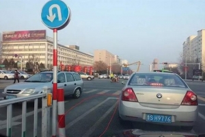 車主請注意！路口不要這樣轉(zhuǎn)彎，一旦被發(fā)現(xiàn)，扣8分罰500元